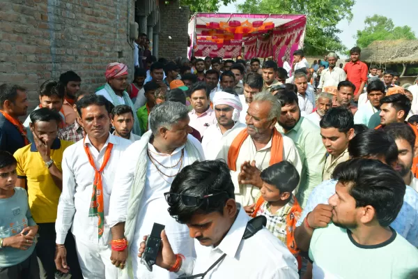 ग्राम काशीपुर, मढ़ईया, बझागी, तोतापुर व उदीनगला में जनसम्पर्क किया।