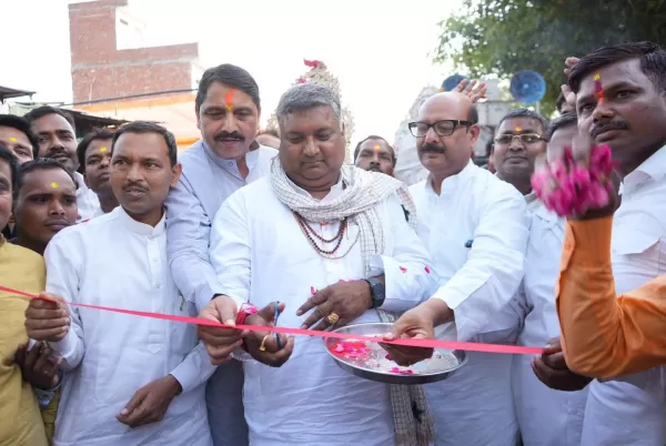 दुर्गा जयंती पर मोहल्ला नझियाई, उझानी में आयोजित दुर्गा शोभायात्रा का फ़ीता काटकर उद्घाटन किया। शोभायात्रा में मौजूद जनसैलाब ने विकसित बदायूँ के लिए स्नेह और आशीर्वाद दिया 