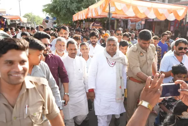 दुर्गा जयंती पर मोहल्ला नझियाई, उझानी में आयोजित दुर्गा शोभायात्रा का फ़ीता काटकर उद्घाटन किया। शोभायात्रा में मौजूद जनसैलाब ने विकसित बदायूँ के लिए स्नेह और आशीर्वाद दिया 